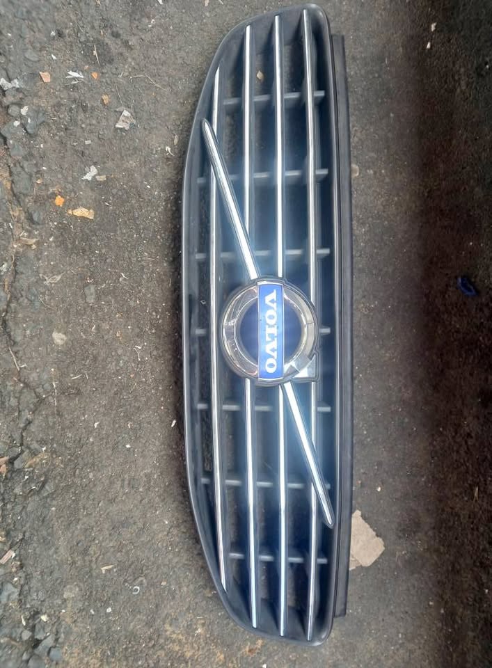 VOLVO C30 FRONT GRILLE - Private Seller VOLVO C30 FRONT GRILLE - Private Seller