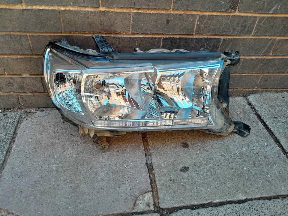 TOYOTA LANDCRUISER NON XENON HEADLIGHT RIGHTSIDE - Private Seller TOYOTA LANDCRUISER NON XENON HEADLIGHT RIGHTSIDE - Private Seller