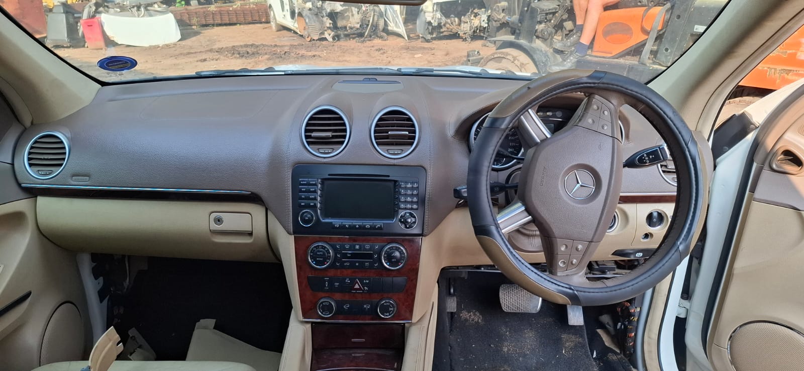 Mercedes-Benz GL320 X164 stripping used spares parts in white