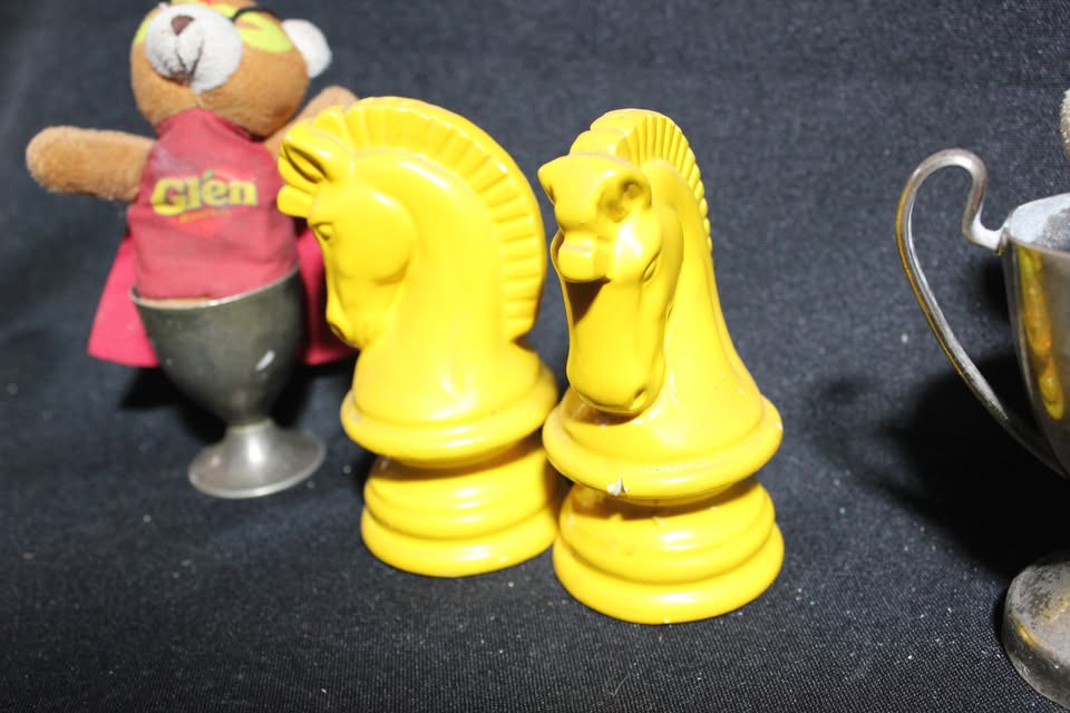 VINTAGE COLLECTABLE HORSE CHESS DESIGN SALT AND PEPPER SHAKERS