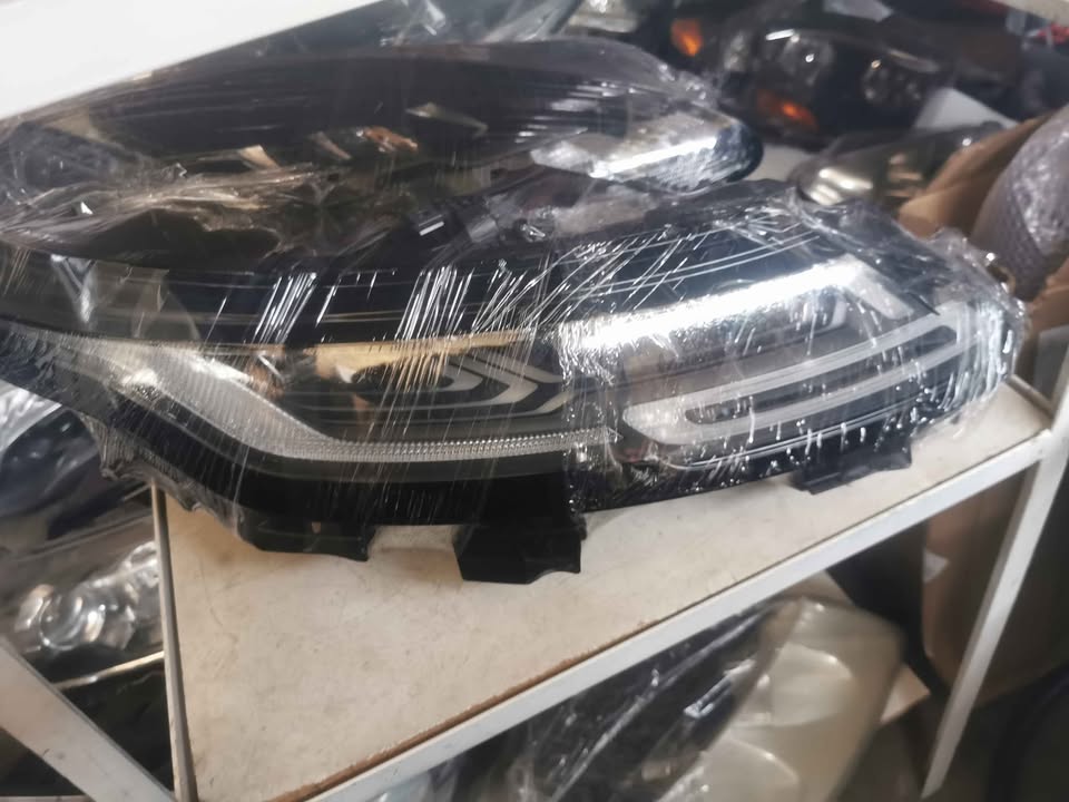 Range Rover Evoque 2024 complete right headlight - Private Seller Range Rover Evoque 2024 complete right headlight - Private Seller
