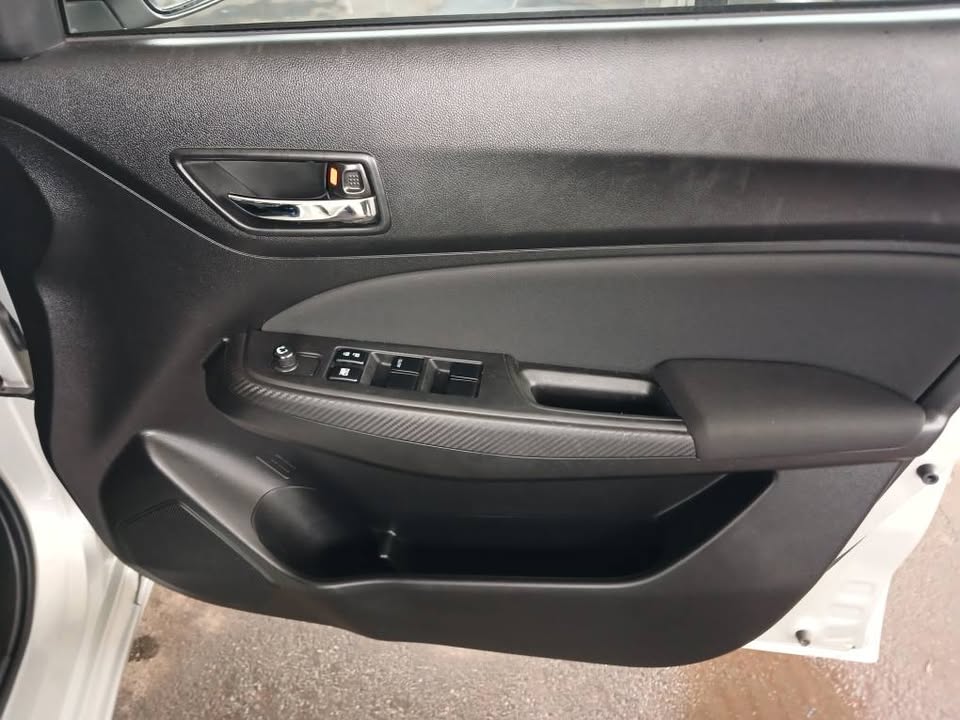 2020 SUZUKI SWIFT 1.2 Transmission: Manual Mileage: 48000km Fueltype: Petrol Silver