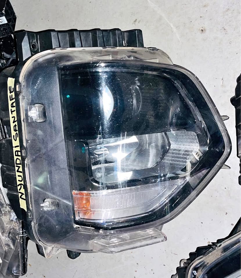 Hyundai Santa Fe headlight - Private Seller Hyundai Santa Fe headlight - Private Seller