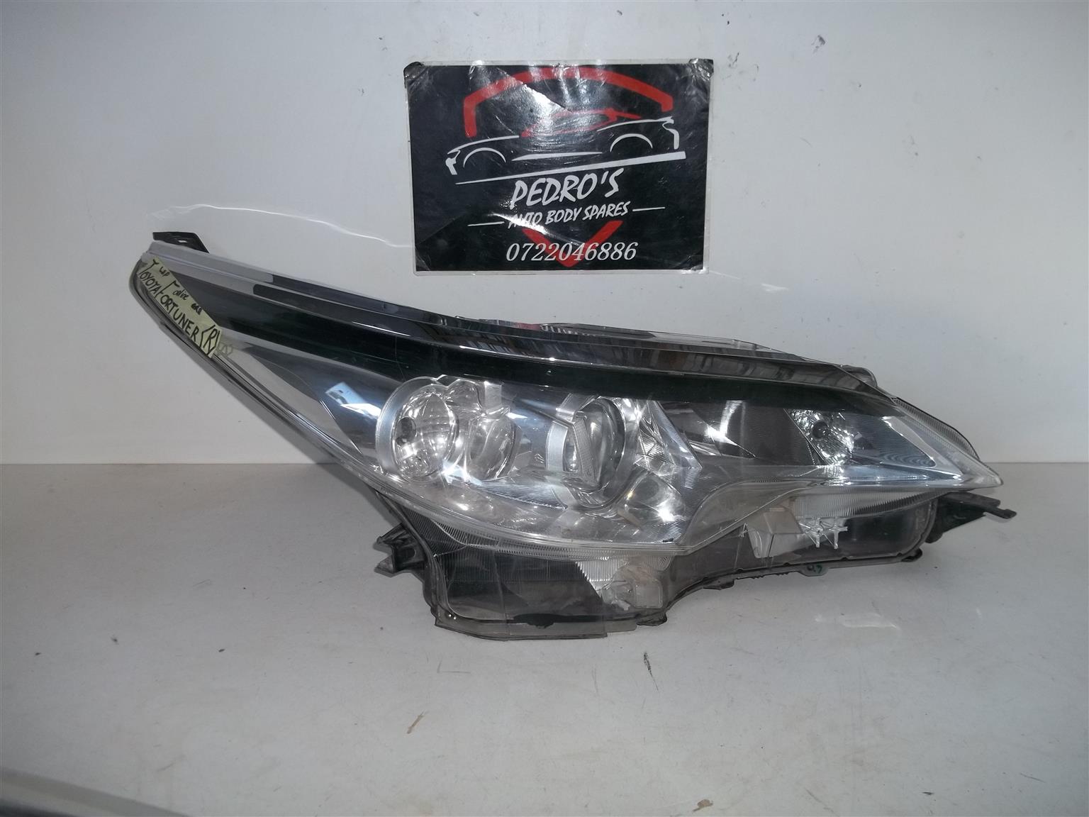 Toyota Fortuner '16-'20 right headlight - Private Seller Toyota Fortuner '16-'20 right headlight - Private Seller