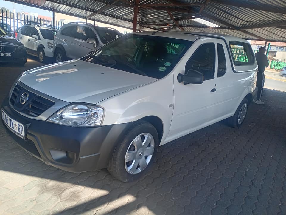 2017 Nissan NP200 1.6 Manual Petrol White Canopy