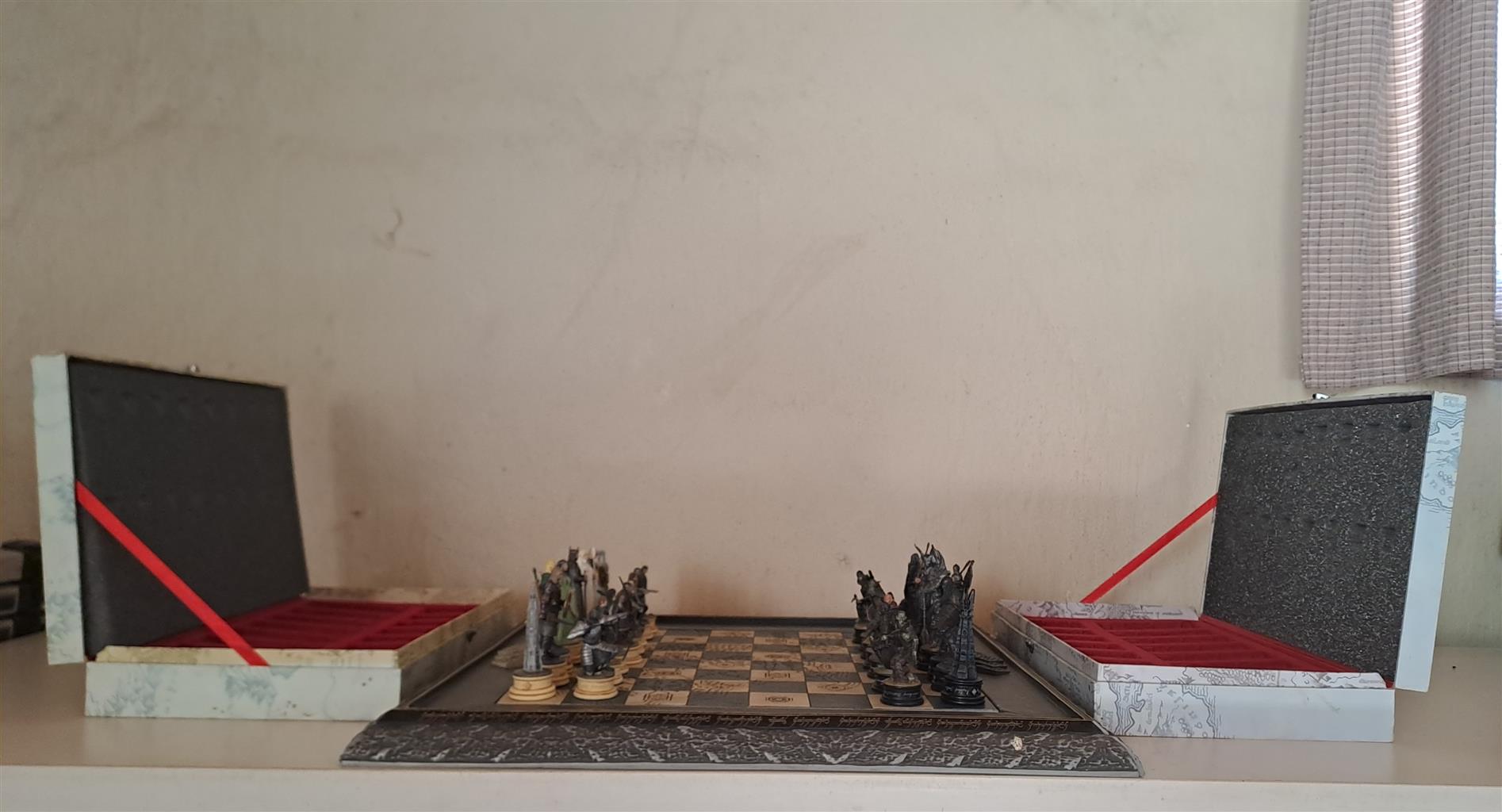 Eaglemoss Lord of the Rings chess set