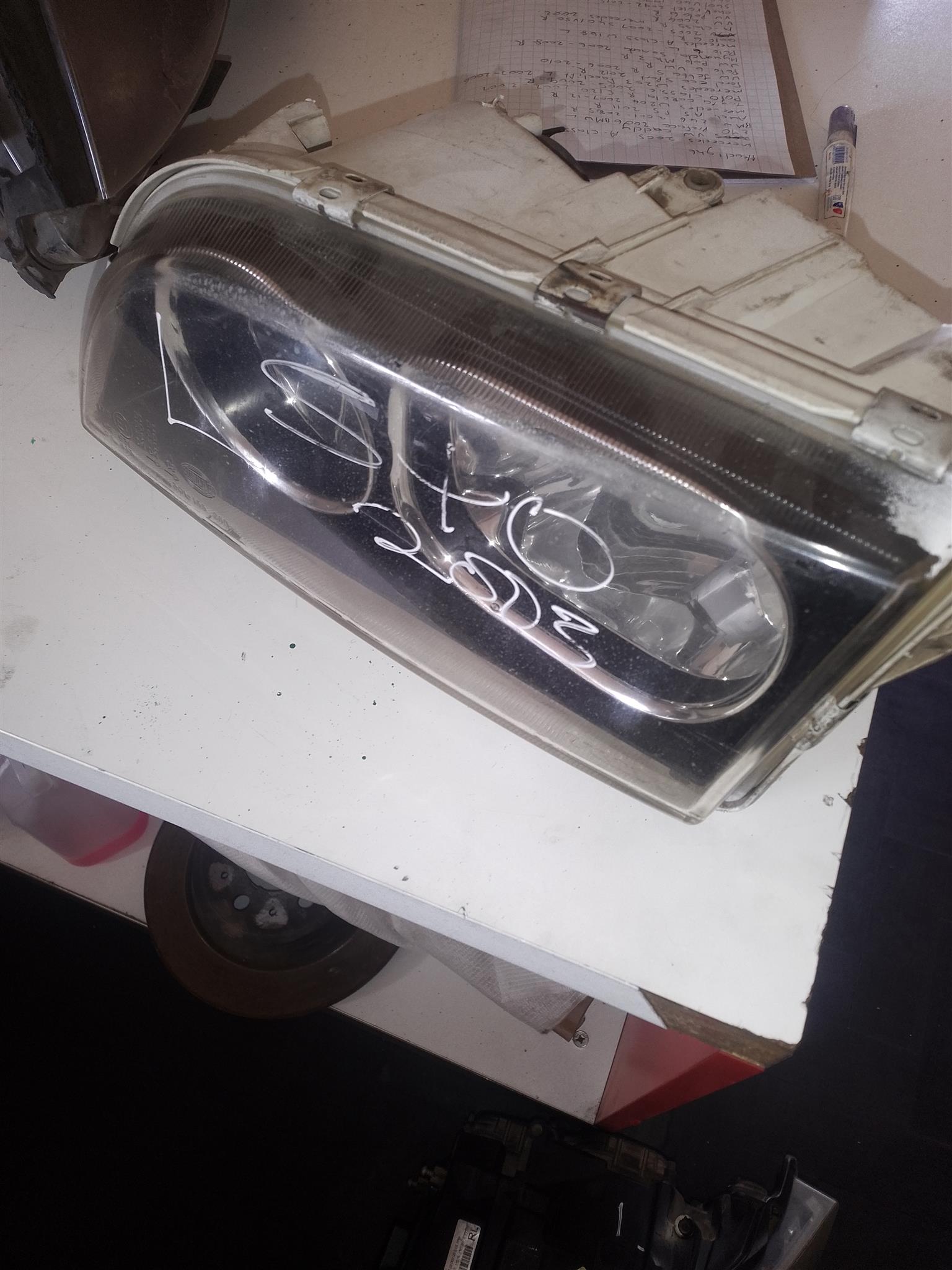 VOLVO S40 2005 LEFT HEADLIGHT FOR SALE DELIVERY AVAILABLE COUNTRY WIDE - Private Seller VOLVO S40 2005 LEFT HEADLIGHT FOR SALE DELIVERY AVAILABLE COUNTRY WIDE - Private Seller