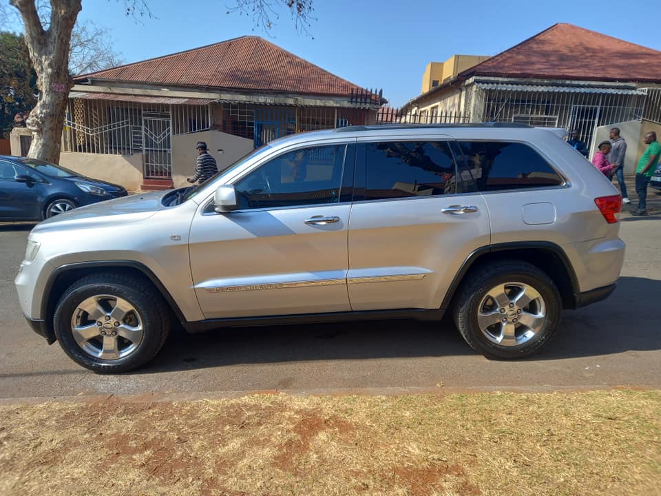 2012 JEEP GRAND CHEROKEE 2.0 LITTER PETROL, AUTOMATIC, SILVER COLOR, MILEAGE