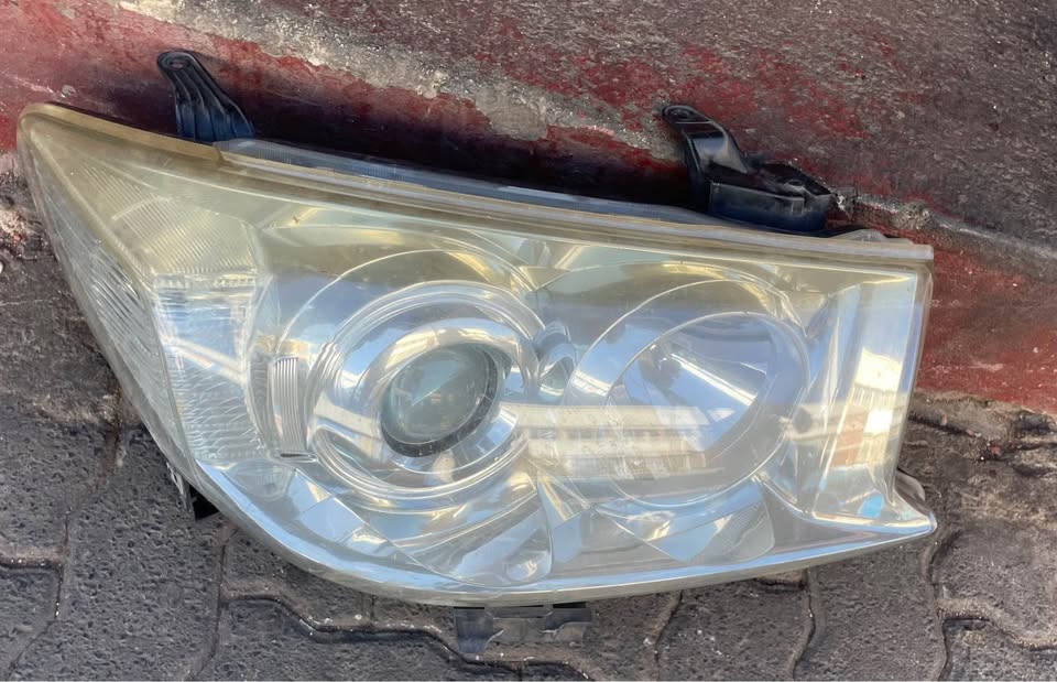 Toyota Hilux D4D headlight - Private Seller Toyota Hilux D4D headlight - Private Seller