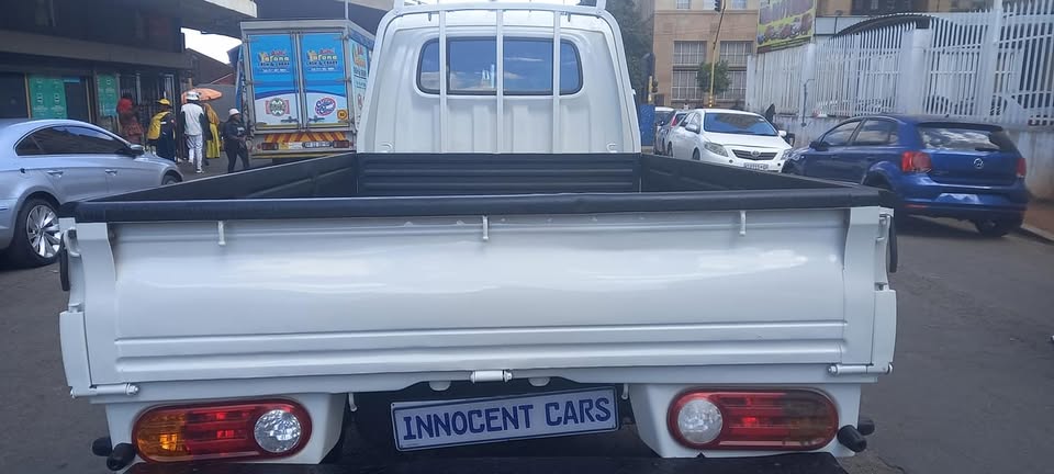 2011 HYUNDAI H100 BAKKIE 2.6 DIESEL,  WHITE IN COLOR MILEAGE