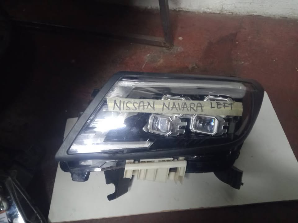 Nissan Navara Headlight Left Side - Private Seller Nissan Navara Headlight Left Side - Private Seller