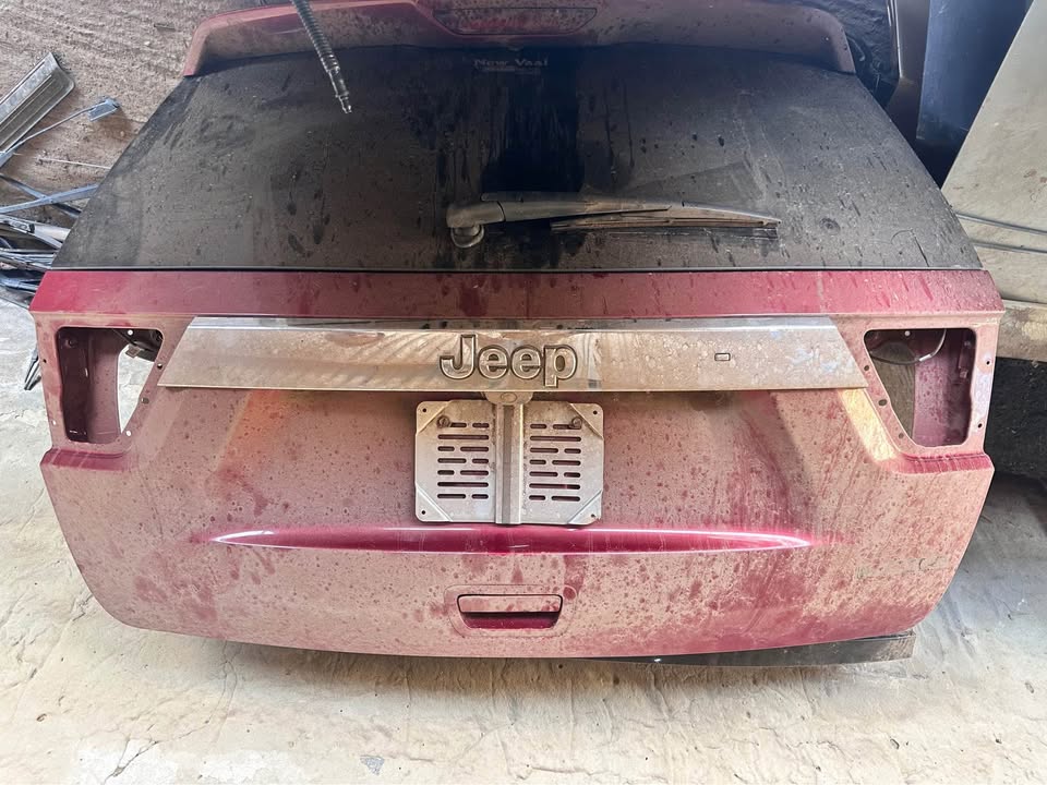 Cherokee jeep srt bootlid tailgate - Private Seller Cherokee jeep srt bootlid tailgate - Private Seller