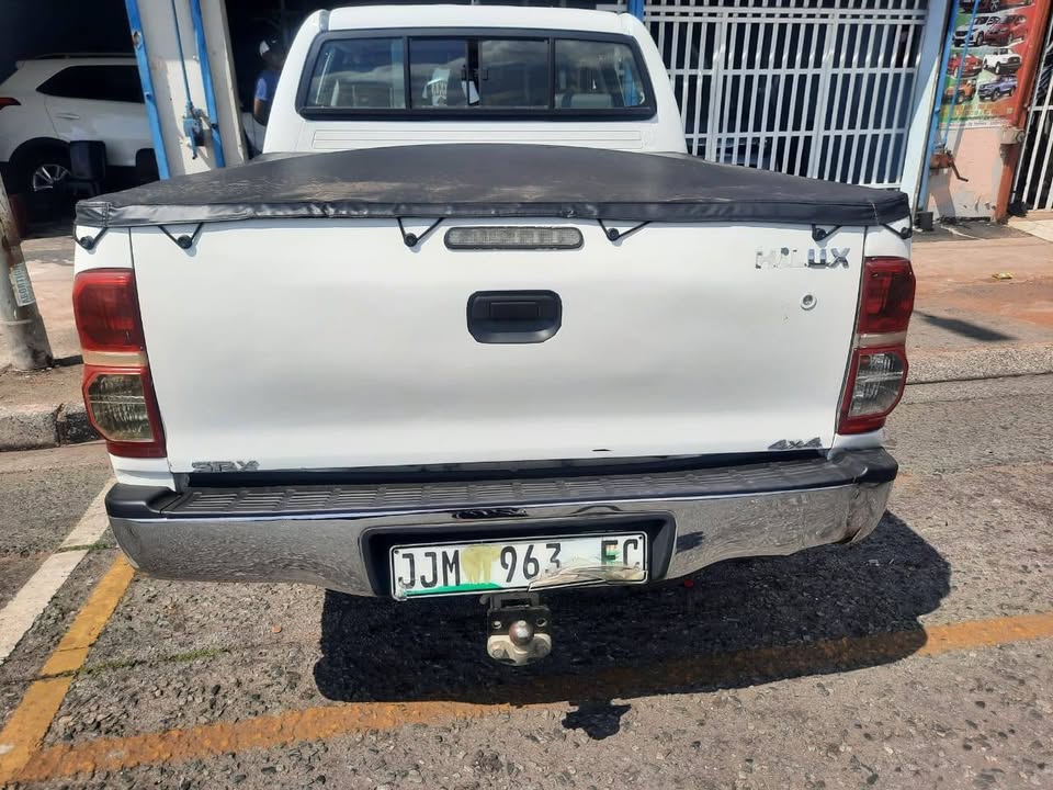 2015 Toyota Hilux 2.5D D4D 4x4 Double Cab with a Nice interior seat and Spare key