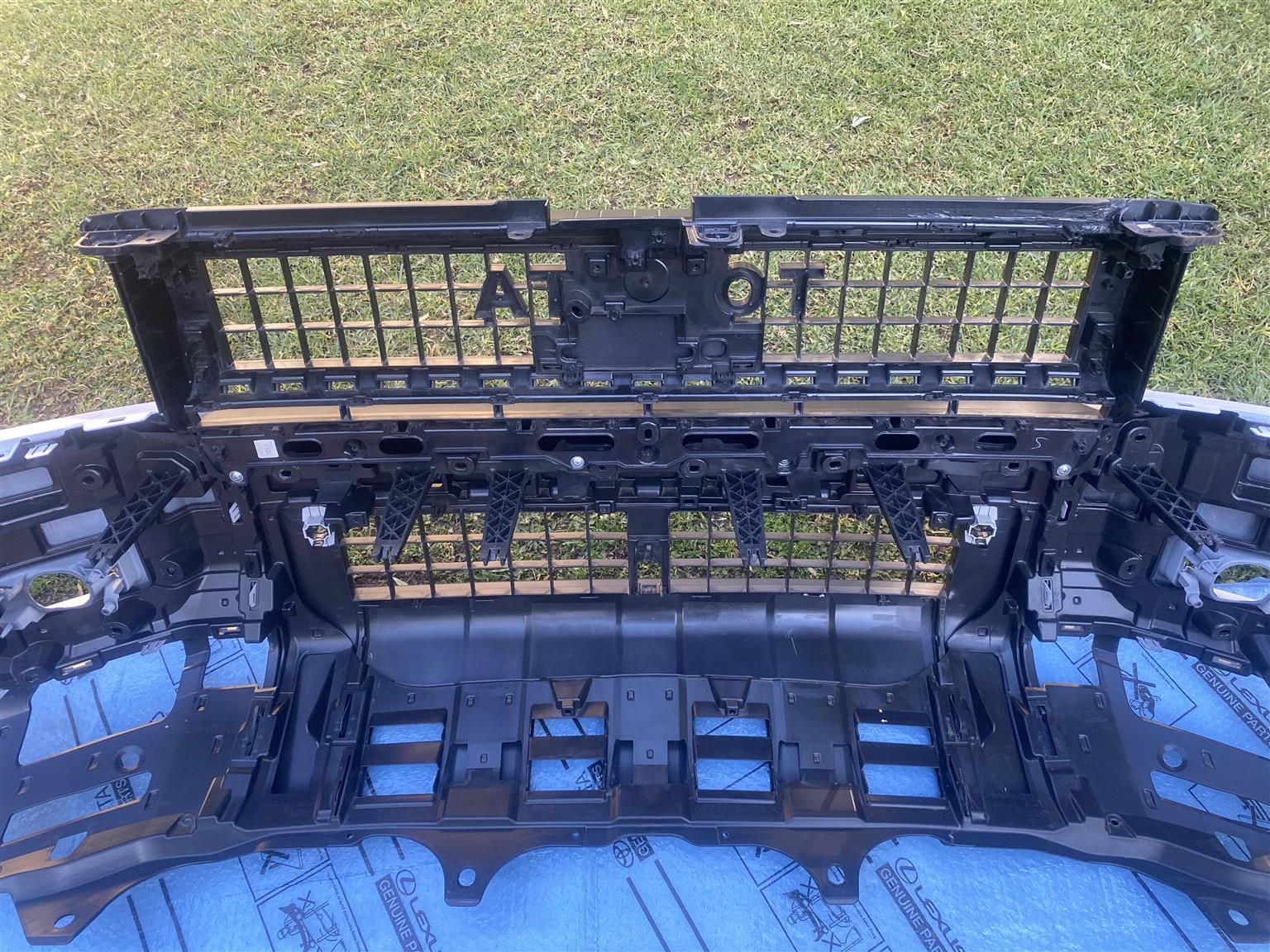 2025 TOYOTA LAND CRUISER PRADO VX-R FRONT BUMPER FOR SALE.IN PRISTINE CONDITION