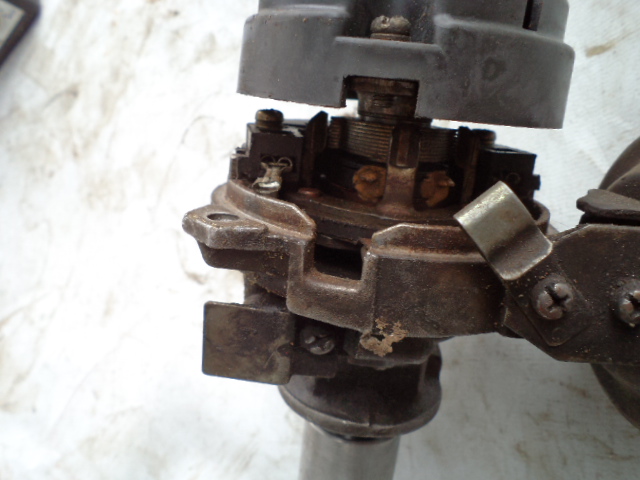 Ford / Mazda 1,8 L starter motor and distributor.