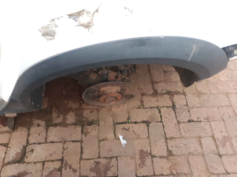 VOLVO XC70 2010 RIGHT WHEEL ARCH GLASS AVAILABLE - Private Seller VOLVO XC70 2010 RIGHT WHEEL ARCH GLASS AVAILABLE - Private Seller