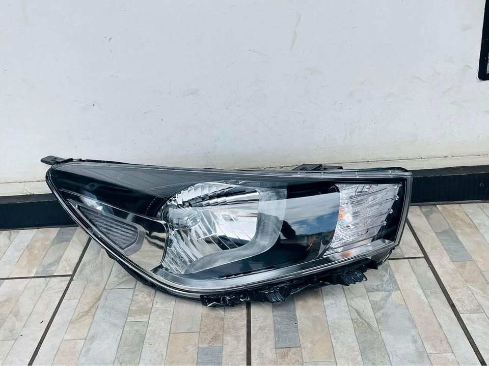 Kia Rio halogen (non xenon) headlight - Private Seller Kia Rio halogen (non xenon) headlight - Private Seller