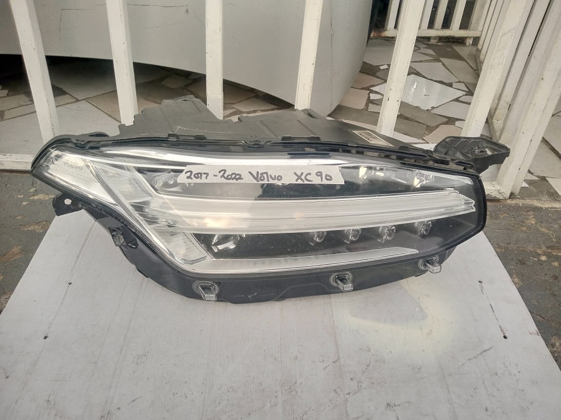 2017-2022 VOLVO XC90 RIGHT SIDE HEADLIGHT FOR SALE - Private Seller 2017-2022 VOLVO XC90 RIGHT SIDE HEADLIGHT FOR SALE - Private Seller