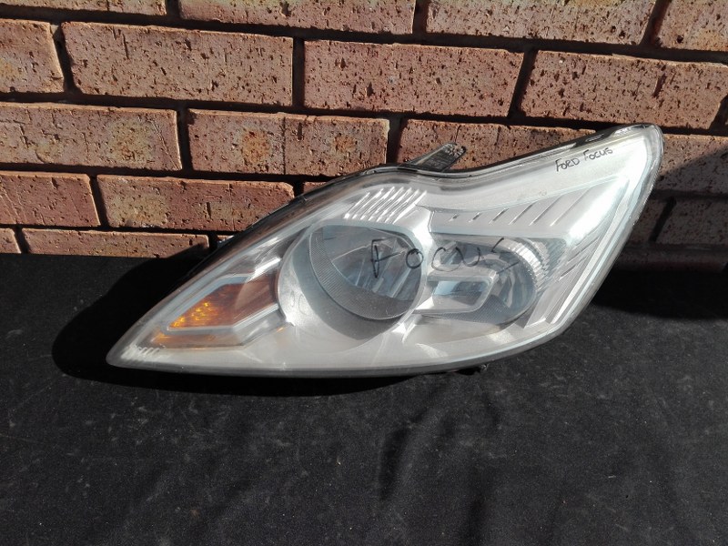 Focus Headlight Left Side - Private Seller Focus Headlight Left Side - Private Seller