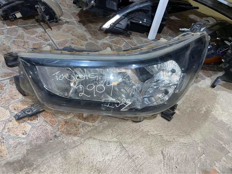 Toyota Hilux legend 50 headlight - Private Seller Toyota Hilux legend 50 headlight - Private Seller