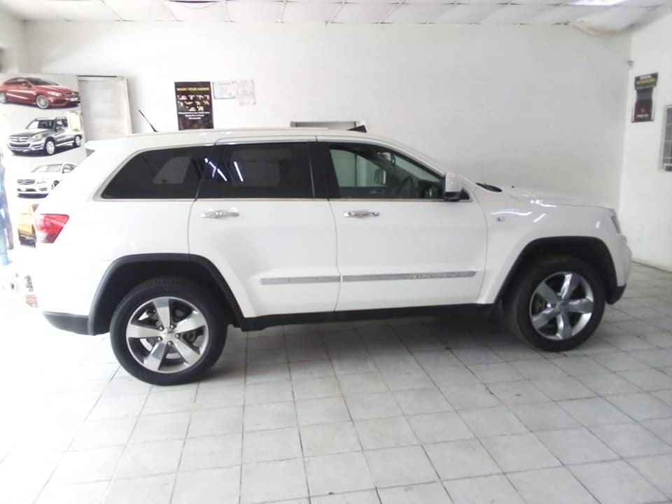 2012 Jeep grand Cherokee 3.0LCRD 4x4 AUTO white color Sunroof Reverse Camera  PDC Sensors  Leather s