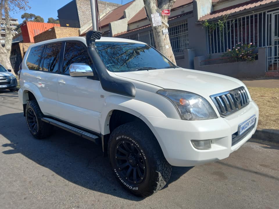 2009 TOYOTA LAND CRUISER PRADO 4.0 LITTER V6 PETROL, AUTOMATIC 4X4, WHITE COLOR