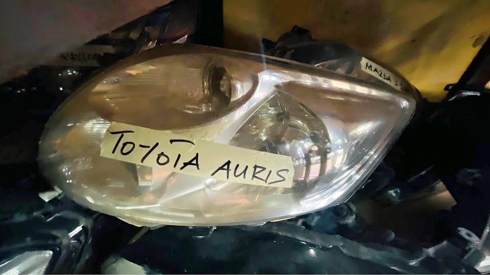Toyota Auris headlight - Private Seller Toyota Auris headlight - Private Seller