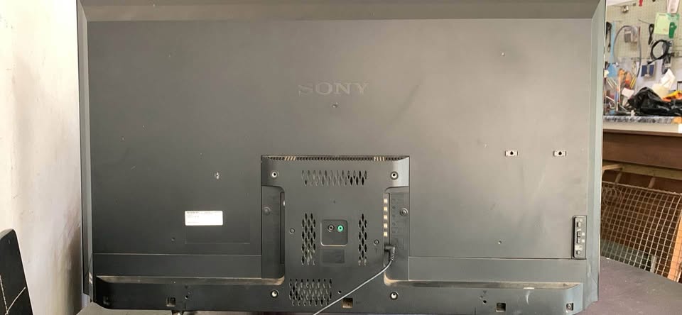 Sony Bravia 40 inch R600 as is Can switch on not for long and goes blank  280 Steve Biko road