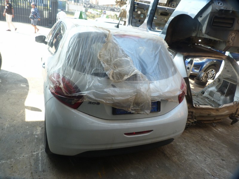Peugeot 208 Allure 1.2 Puretech Manual White - 2016 STRIPPING FOR SPARES - Private Seller
