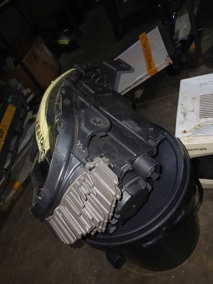 Hyundai venue xenon light left with module new shape - Private Seller Hyundai venue xenon light left with module new shape - Private Seller