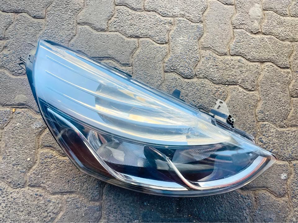 Renault Clio 4 headlight - Private Seller Renault Clio 4 headlight - Private Seller