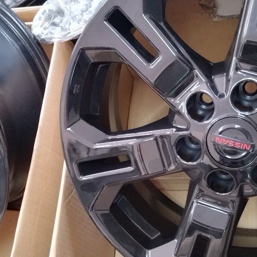 Nissan Navara black rims