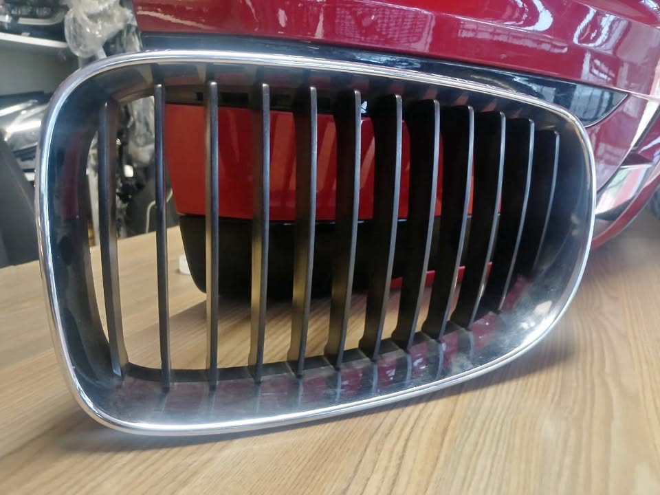 2011 BMW E90 3SERIES AND LEFT FRONT MAIN GRILLS FOR SALE SUPER CLEAN - Private Seller 2011 BMW E90 3SERIES AND LEFT FRONT MAIN GRILLS FOR SALE SUPER CLEAN - Private Seller