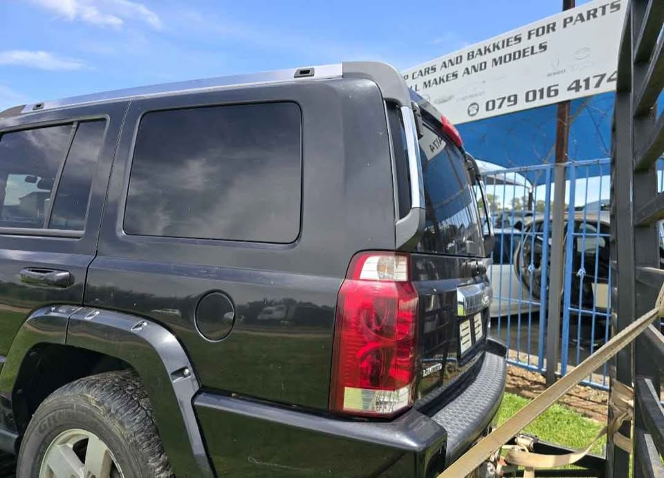 JEEP COMMANDER 3.0 V6 STRIPPING FOR SPARES CALL OR WHATSAPP  OR - Private Seller