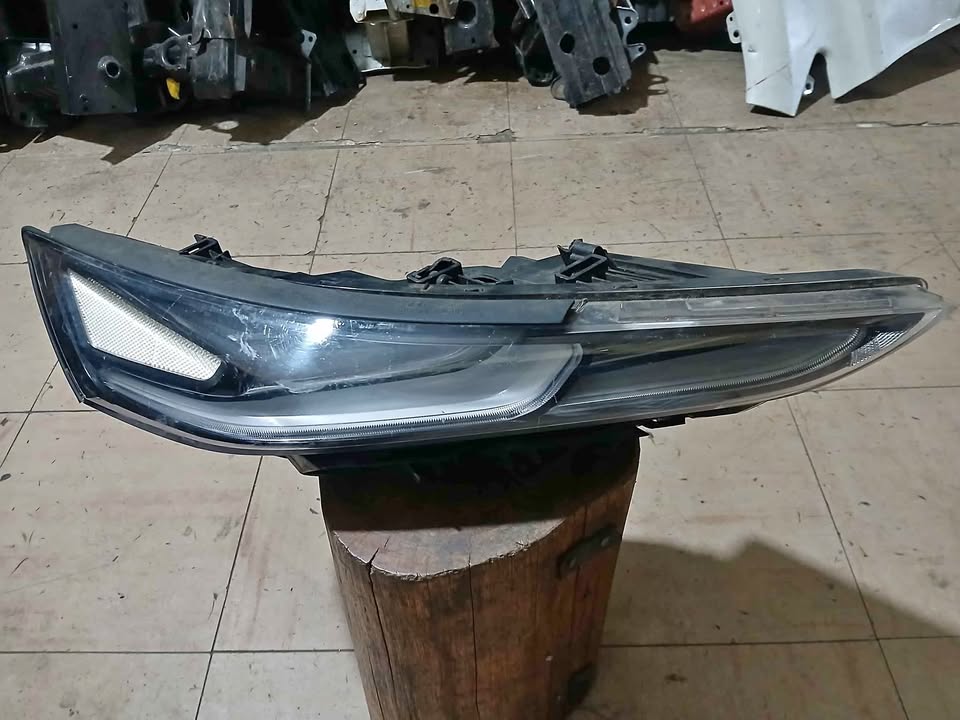 Hyundai santa fe headlight - Private Seller Hyundai santa fe headlight - Private Seller