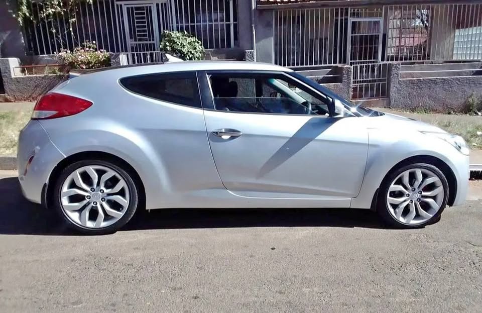 2013 HYUNDAI VELOSTER 1.6 AUTOMATIC TRANSMISSION WITH SUN ROOF  REVERSE CAMERA AND SENSORS