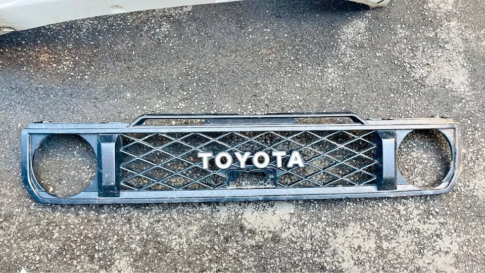 Toyota Land Cruiser 79 Series Grill - Private Seller Toyota Land Cruiser 79 Series Grill - Private Seller