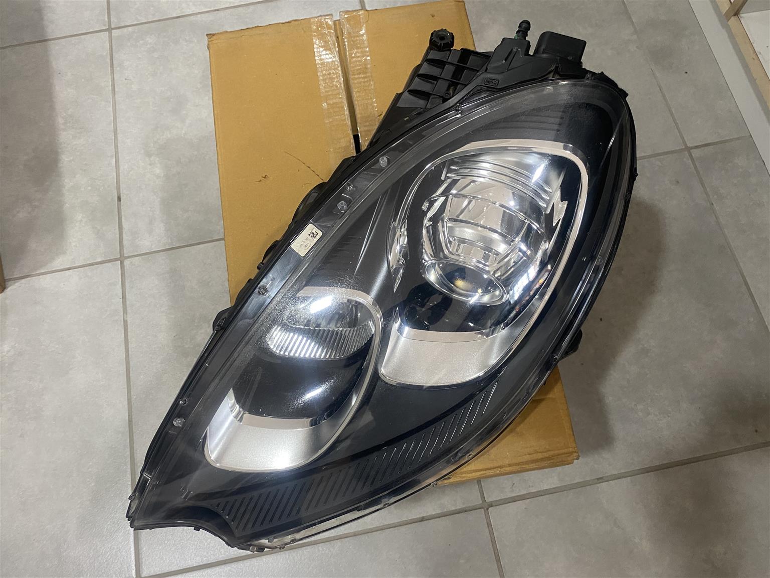 2017 PORSCHE MACAN HALOGEN HEADLIGHT LEFT SIDE FOR SALE. IN PRISTINE CONDITION - Private Seller
