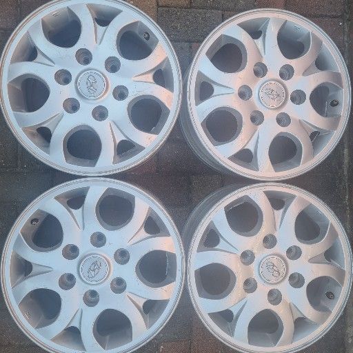 HYUNDAI H1 KOMBI OEM 16INCH MAGS - Private Seller HYUNDAI H1 KOMBI OEM 16INCH MAGS - Private Seller
