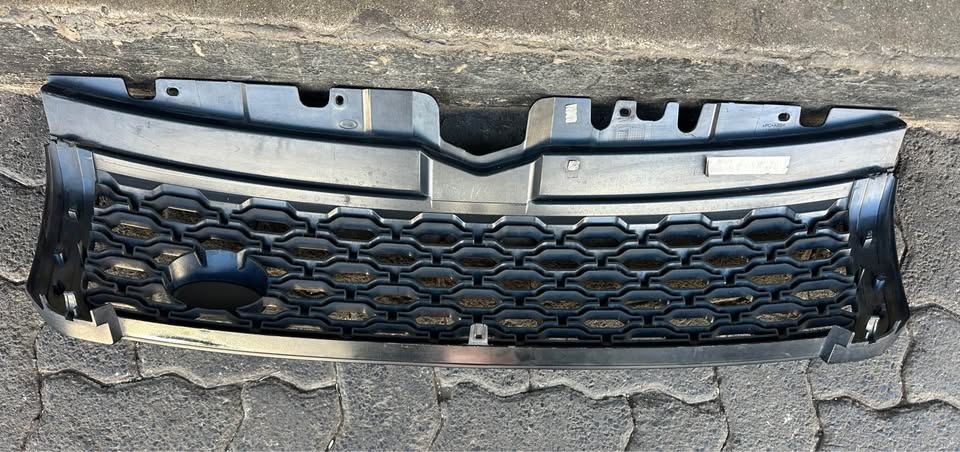 LAND ROVER EVOQUE RANGE GRILLE FRONT CENTRE - Private Seller LAND ROVER EVOQUE RANGE GRILLE FRONT CENTRE - Private Seller