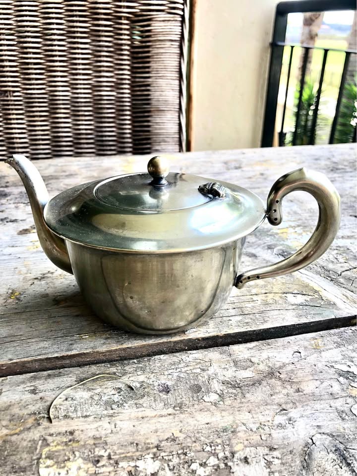Retro Elegance: Unique Silver-Plated Teapot for Two from England Retro Elegance: Unique Silver-Plated Teapot for Two from England