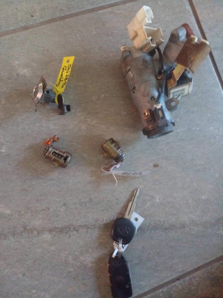 Toyota hilux KZ.TE 3.0l lock set - Private Seller Toyota hilux KZ.TE 3.0l lock set - Private Seller