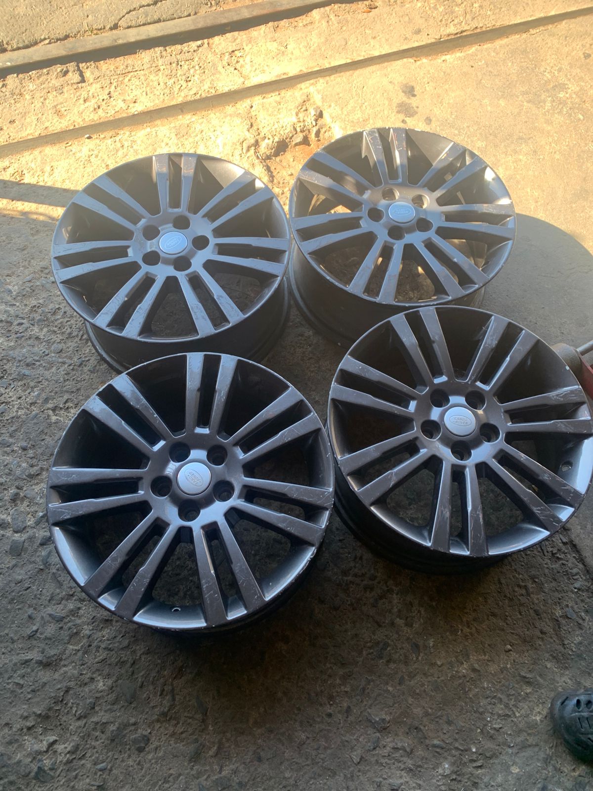 A set of 19inch Land rover LR4 mags - Private Seller A set of 19inch Land rover LR4 mags - Private Seller