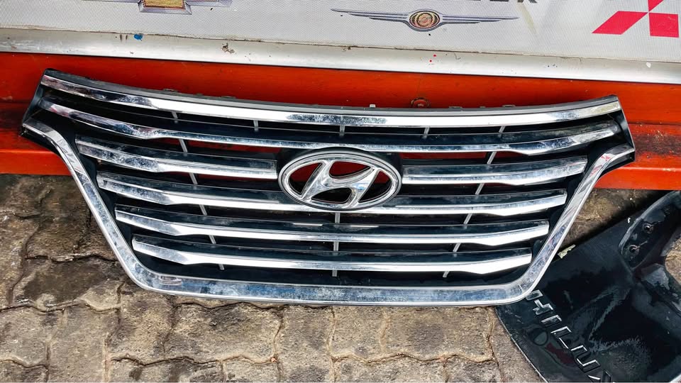 Hyundai H1 grille - Private Seller Hyundai H1 grille - Private Seller