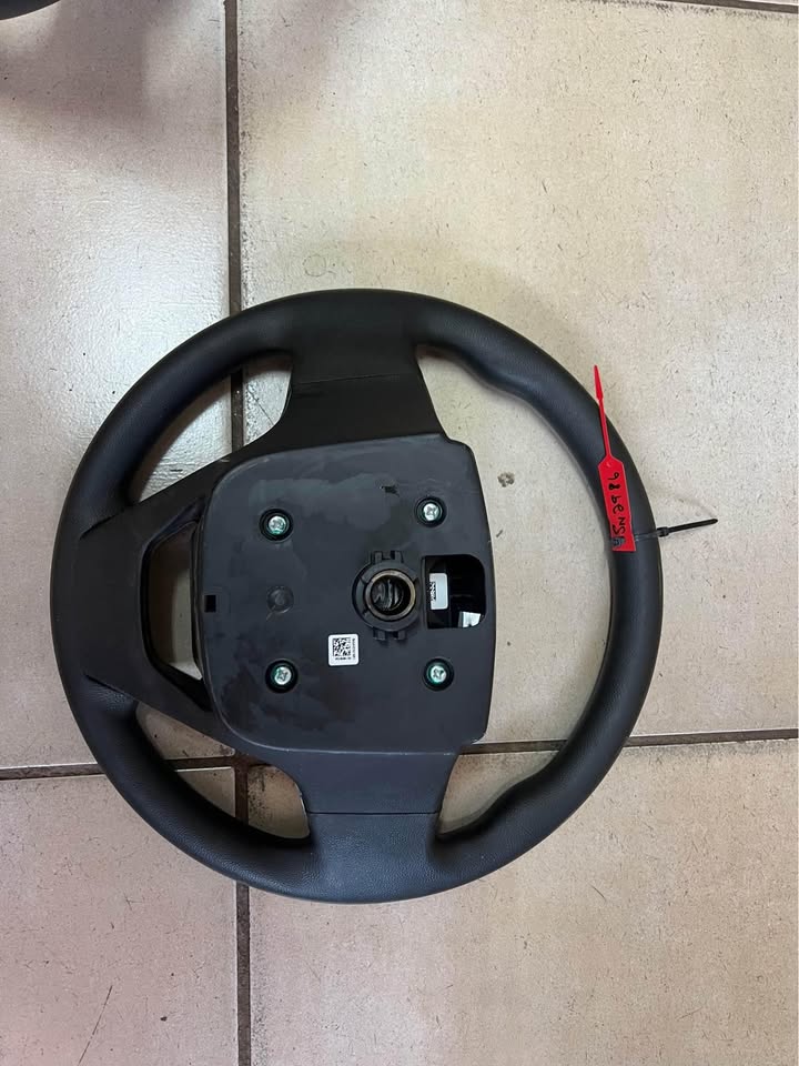 Mahindra kuv 100 steering wheel available - Private Seller