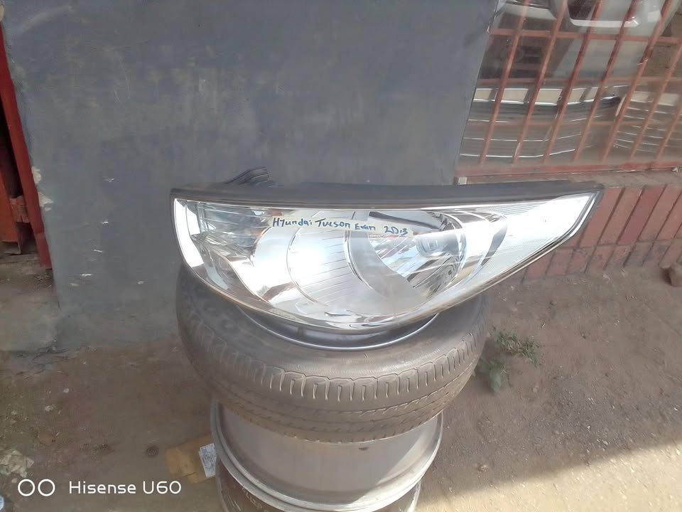 HYUNDAI TUCSON EVAN 20.3L HEADLIGHT FOR SALE - Private Seller