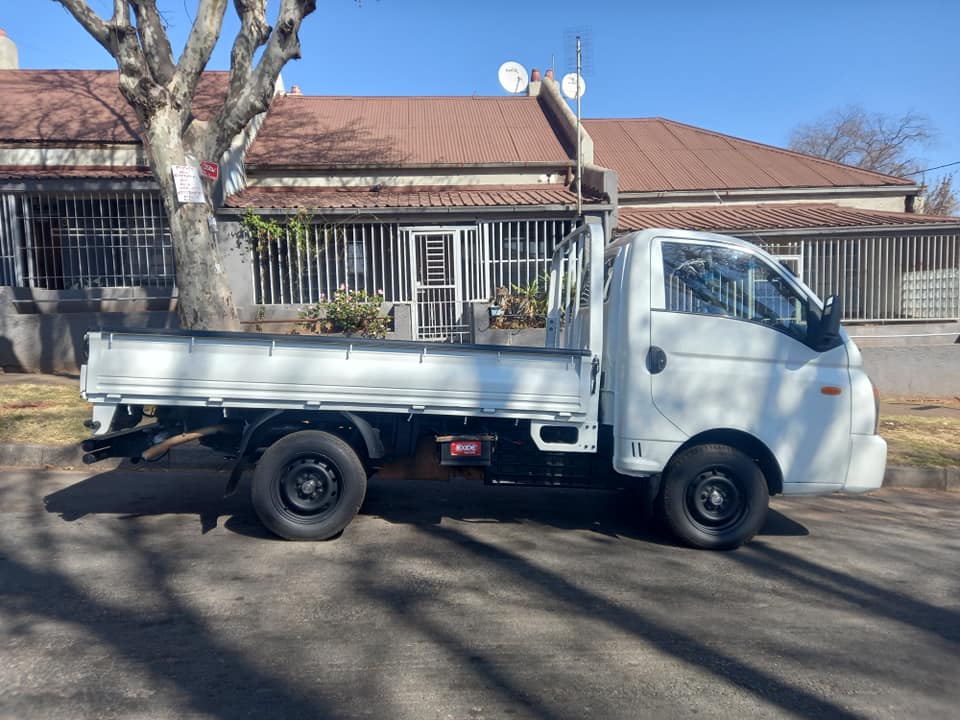 2019 HYUNDAI H100 2.6 ENGINE DIESEL, MANUAL, WHITE COLOR, MILEAGE 73000KMS.