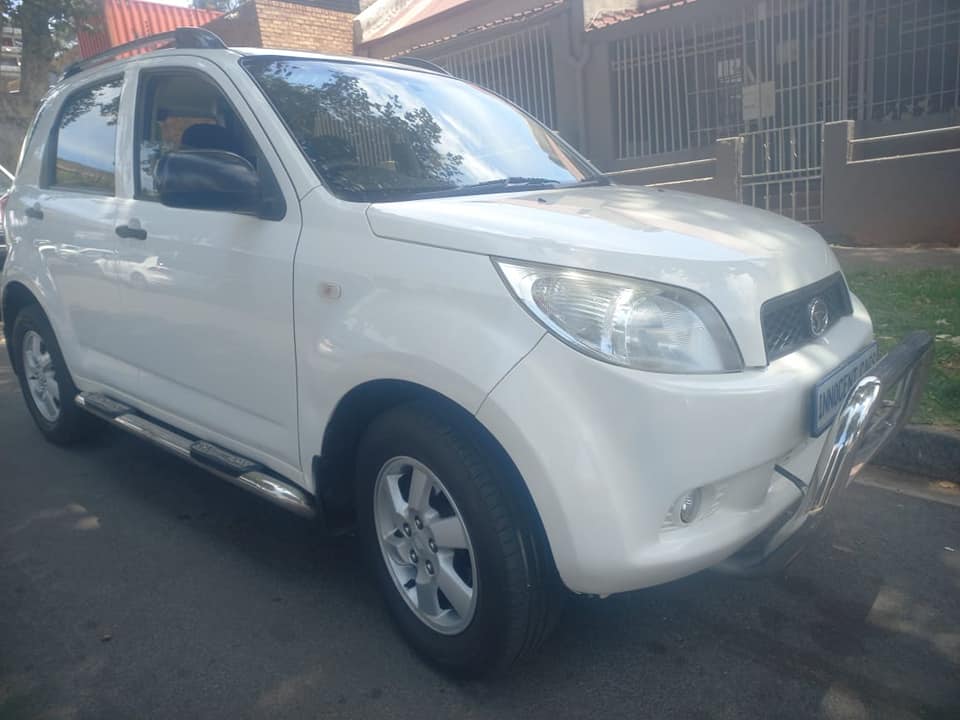 2009 DAIHATSU TERIOS 1.5 PETROL, MANUAL, WHITE COLOR, MILEAGE 100000KMS,