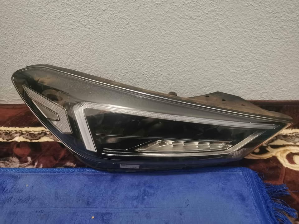 HYUNDAI TUCSON GLS SPORT RIGHT HEADLIGHT - Private Seller HYUNDAI TUCSON GLS SPORT RIGHT HEADLIGHT - Private Seller