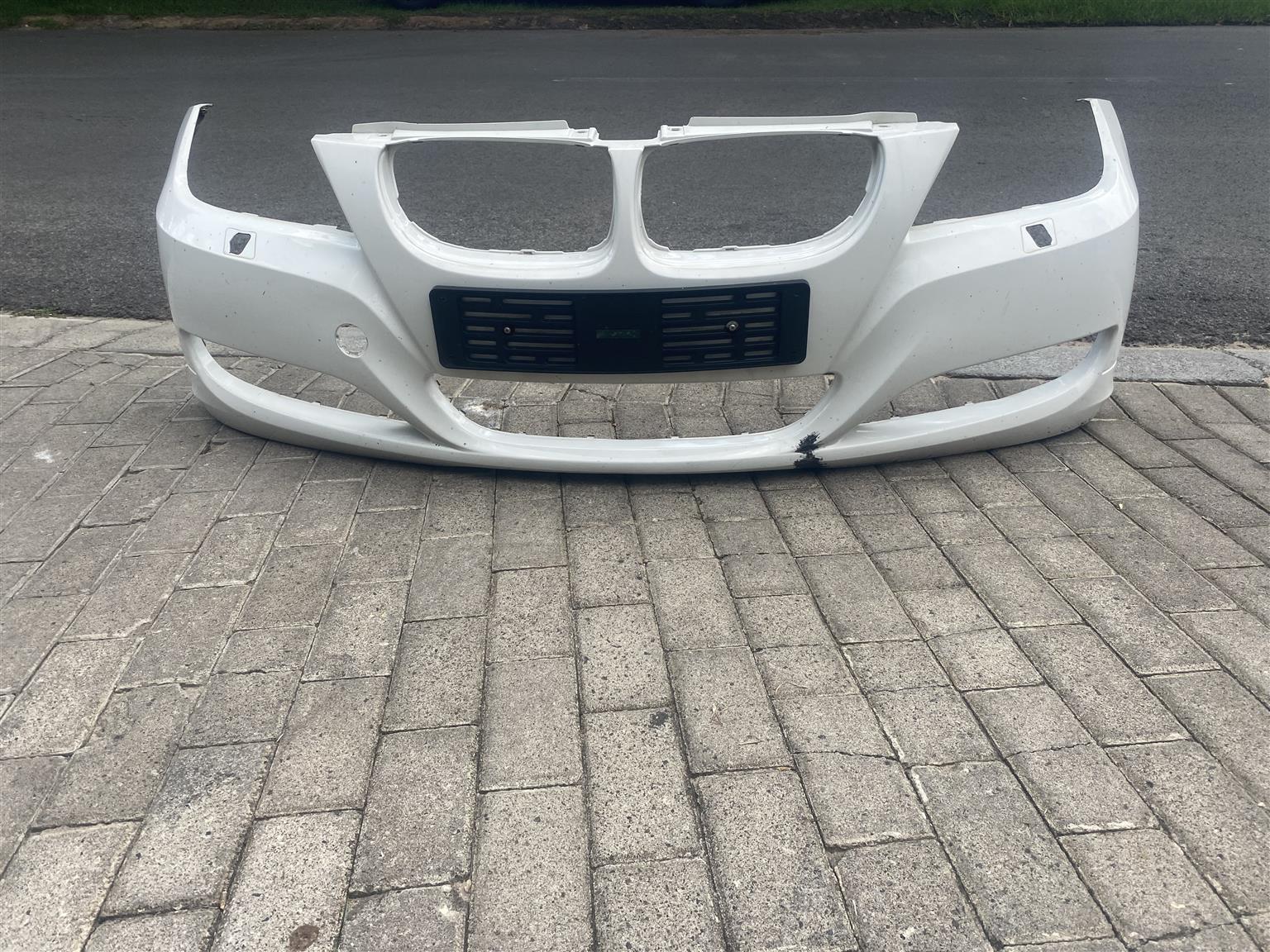2011 BMW 3 SERIES E90 FRONT BUMPER FOR SALE. IN EXCELLENT CONDITION
